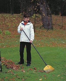 Hrábě na listí - zahradní nářadí (FISKARS)