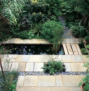 Podlouhlý bazének z pevného výlisku - vodní plocha jako okrasný prvek  (READERS DIGEST VÝBĚR)