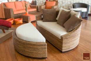 Nábytek: dvousedačka Petrina z přírodního materiálu - banánový list (LACASANOVA)