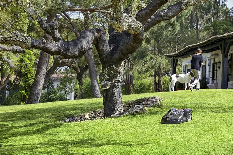 Na zahradě patří budoucnost akumulátorům: robotická sekačka (HUSQVARNA)